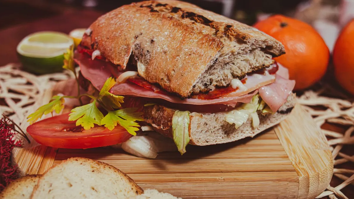 Cuban sandwich de Miami con jamón, cerdo, queso suizo y pepinillos prensado en plancha
